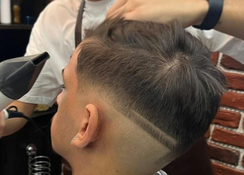 Tunsor fade modern la HiStory Barbershop Camil Ressu 8, București, București, RO, pentru un look stilat.