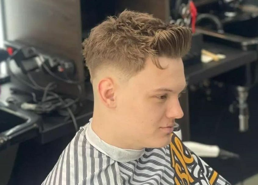 Client cu tunsoare modernă la HiStory Barbershop Camil Ressu 8, București, București, RO.