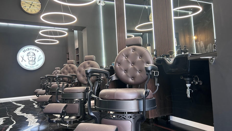 Interior modern al History Barbershop Stefan Cel Mare, scaune confortabile și design elegant, București, București, RO.