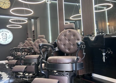 Interior modern al History Barbershop Stefan Cel Mare, scaune confortabile și design elegant, București, București, RO.