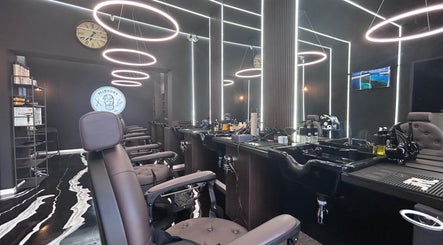 Interior modern la History Barbershop Stefan Cel Mare, București, București, RO, evidențiază un stil elegant.