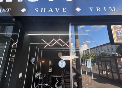 Fațada modernă a History Barbershop Stefan Cel Mare din București, București, RO, cu design elegant și iluminat distinct.