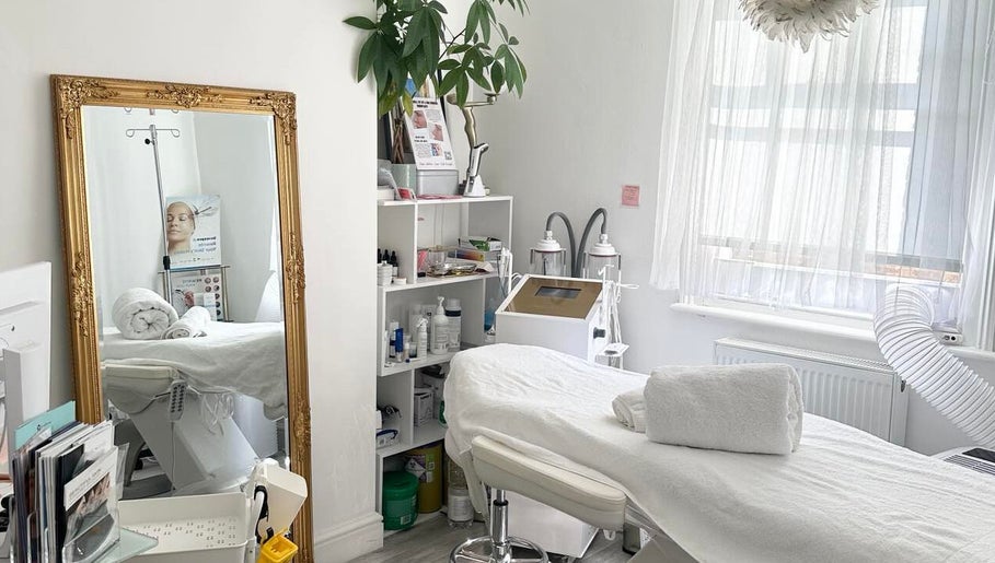 Chelski-Aesthetics serene treatment room in London, England, GB showcasing elegant decor and relaxation space.