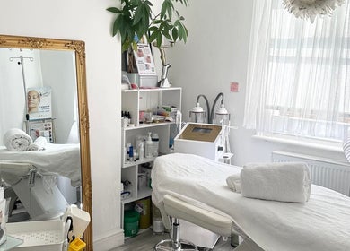 Chelski-Aesthetics serene treatment room in London, England, GB showcasing elegant decor and relaxation space.