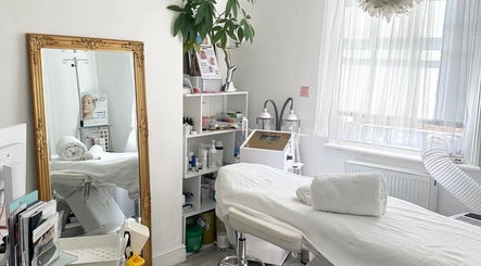 Chelski-Aesthetics serene treatment room in London, England, GB showcasing elegant decor and relaxation space.
