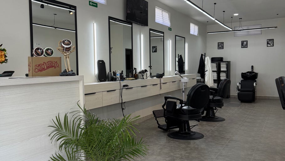 Interior moderno de Barbería Boss C.Colima, en Tijuana, Baja California, MX, mostrando sillas y espejos iluminados.