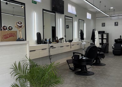 Interior moderno de Barbería Boss C.Colima, en Tijuana, Baja California, MX, mostrando sillas y espejos iluminados.