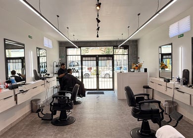 Interior moderno de Barbería Boss C.Colima en Tijuana, Baja California, MX, mostrando estaciones de trabajo elegantes.
