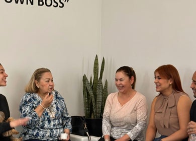Clientes conversan y se relajan en Barbería Boss C.Colima, Tijuana, Baja California, MX.