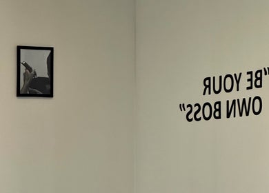 Foto en Barbería Boss C.Colima, Tijuana. Lema motivacional 'Be Your Own Boss' en pared.