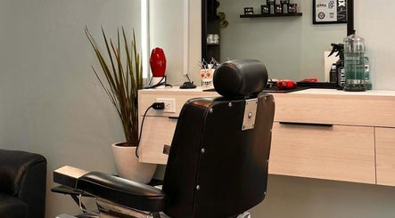 Moderno interior en Barbería Boss Perla, Tijuana, Baja California, MX, destacando silla y decoración estilizada.