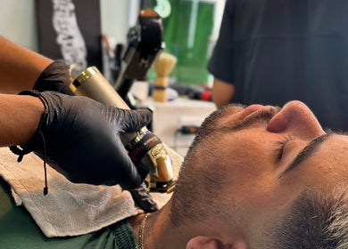 Hombre recibe afeitado en Barbería Boss Perla, Tijuana, Baja California, MX.
