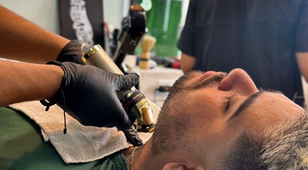 Hombre recibe afeitado en Barbería Boss Perla, Tijuana, Baja California, MX.