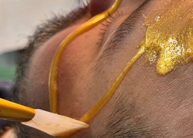 Tratamiento facial con cera dorada en Barbería Boss Perla, Tijuana, Baja California, MX.