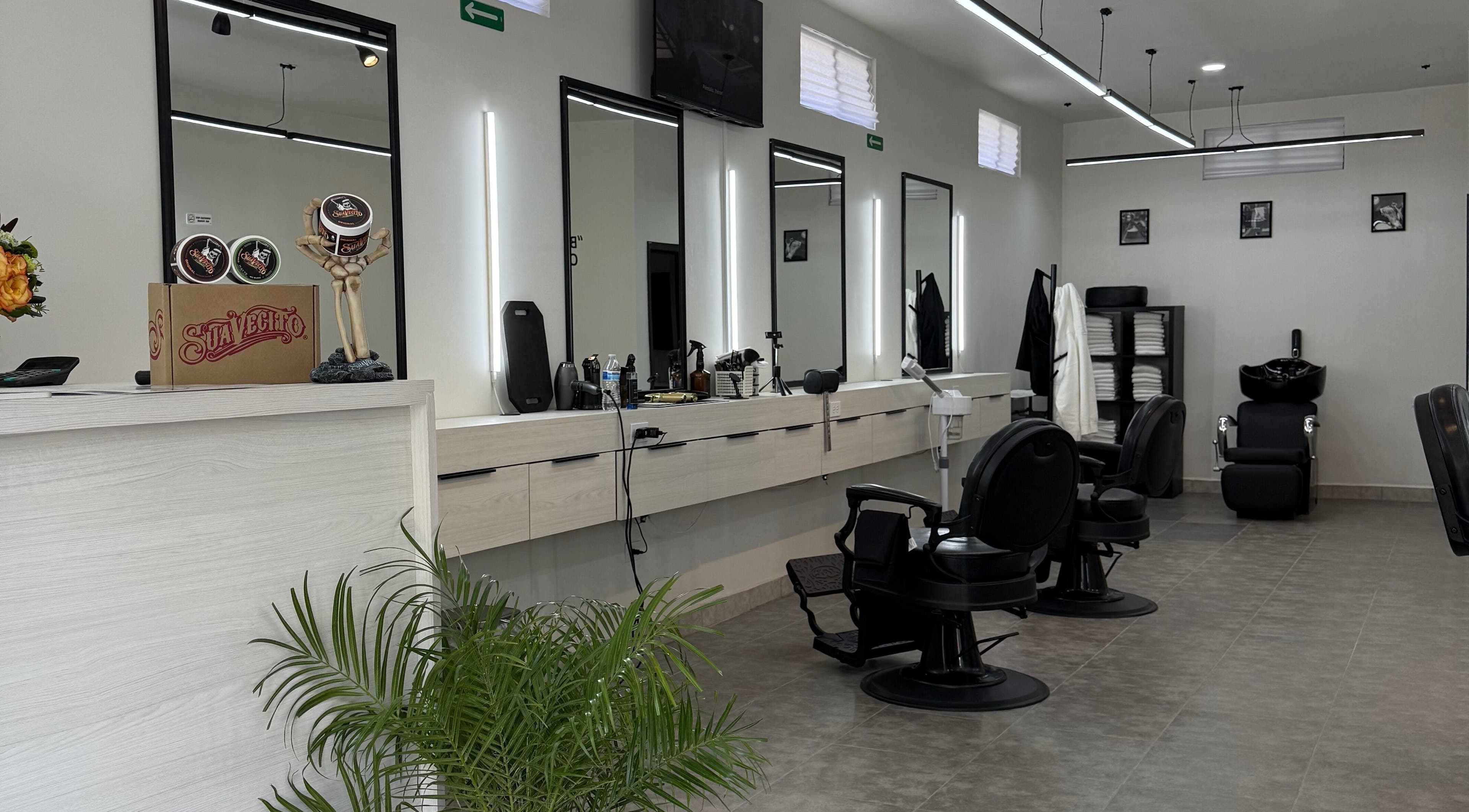 Interior moderno de Barbería Boss C.Colima en Tijuana, Baja California, MX. Estaciones de estilistas elegantes.