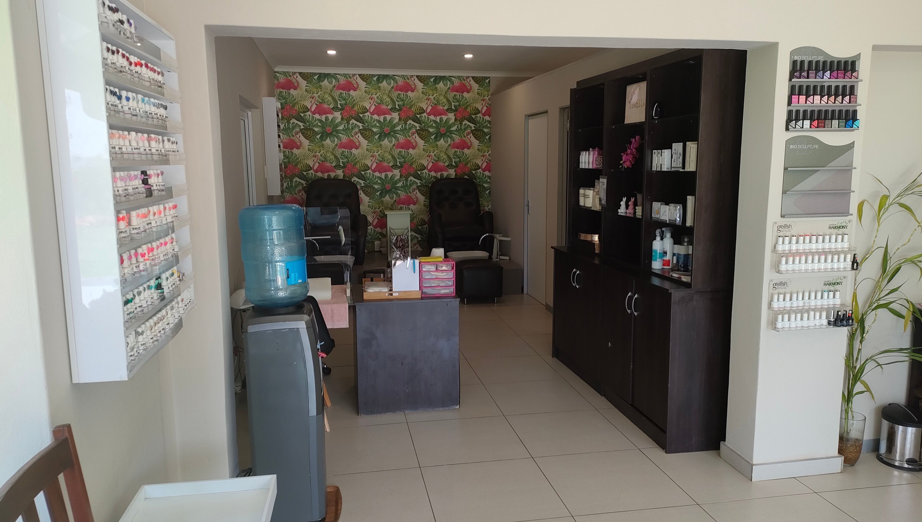 Pretty Posh Beauty in Krugersdorp, Gauteng, ZA showcasing a chic nail salon interior with vibrant decor.