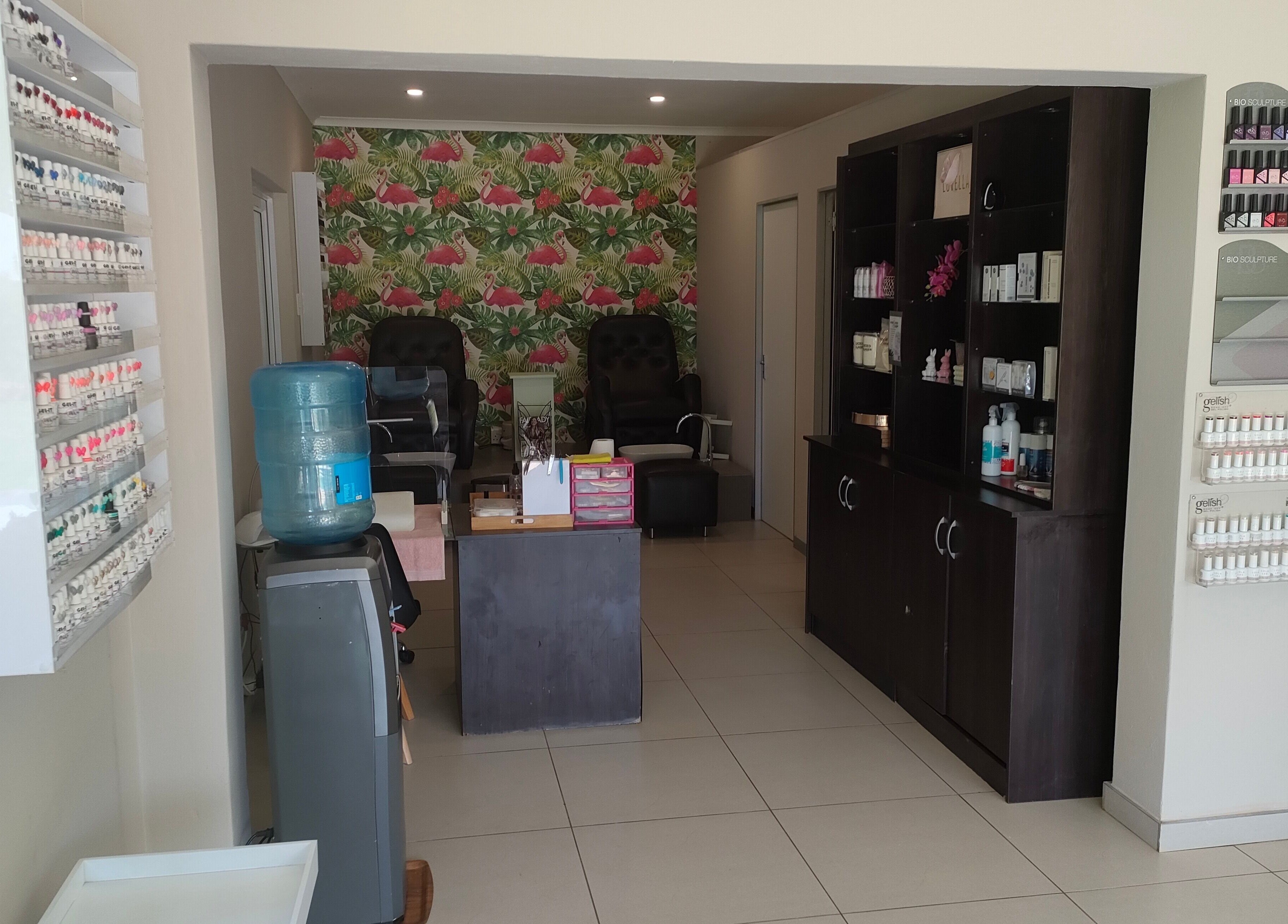 Pretty Posh Beauty in Krugersdorp, Gauteng, ZA showcasing a chic nail salon interior with vibrant decor.