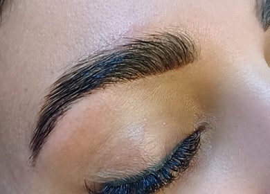 Expertly shaped eyebrows at Saint Lashes SA, Dolphin Coast, Kwazulu-natal, ZA.