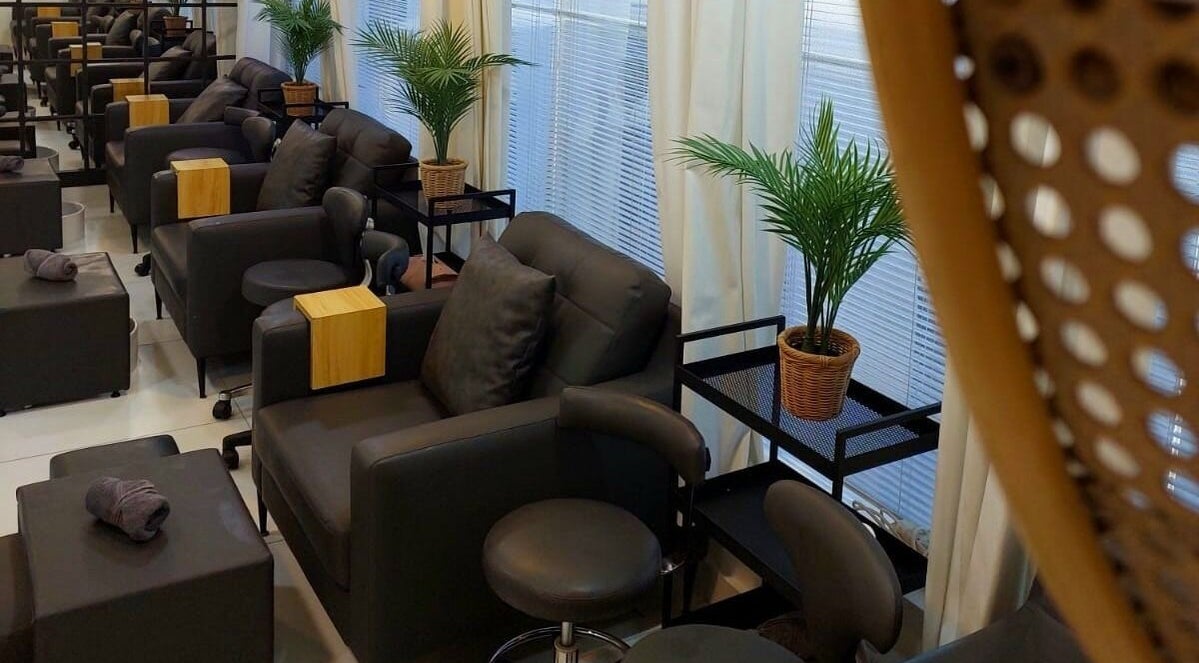 Luxe seating area at Polish Nails Care & More Salon in Abu Dhabi, AE, featuring cozy chairs and elegant decor.