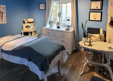 Relaxing therapy room at Care Massage Therapy (Carrie Leake RMT) in Niagara Falls, Ontario, CA with soothing decor.