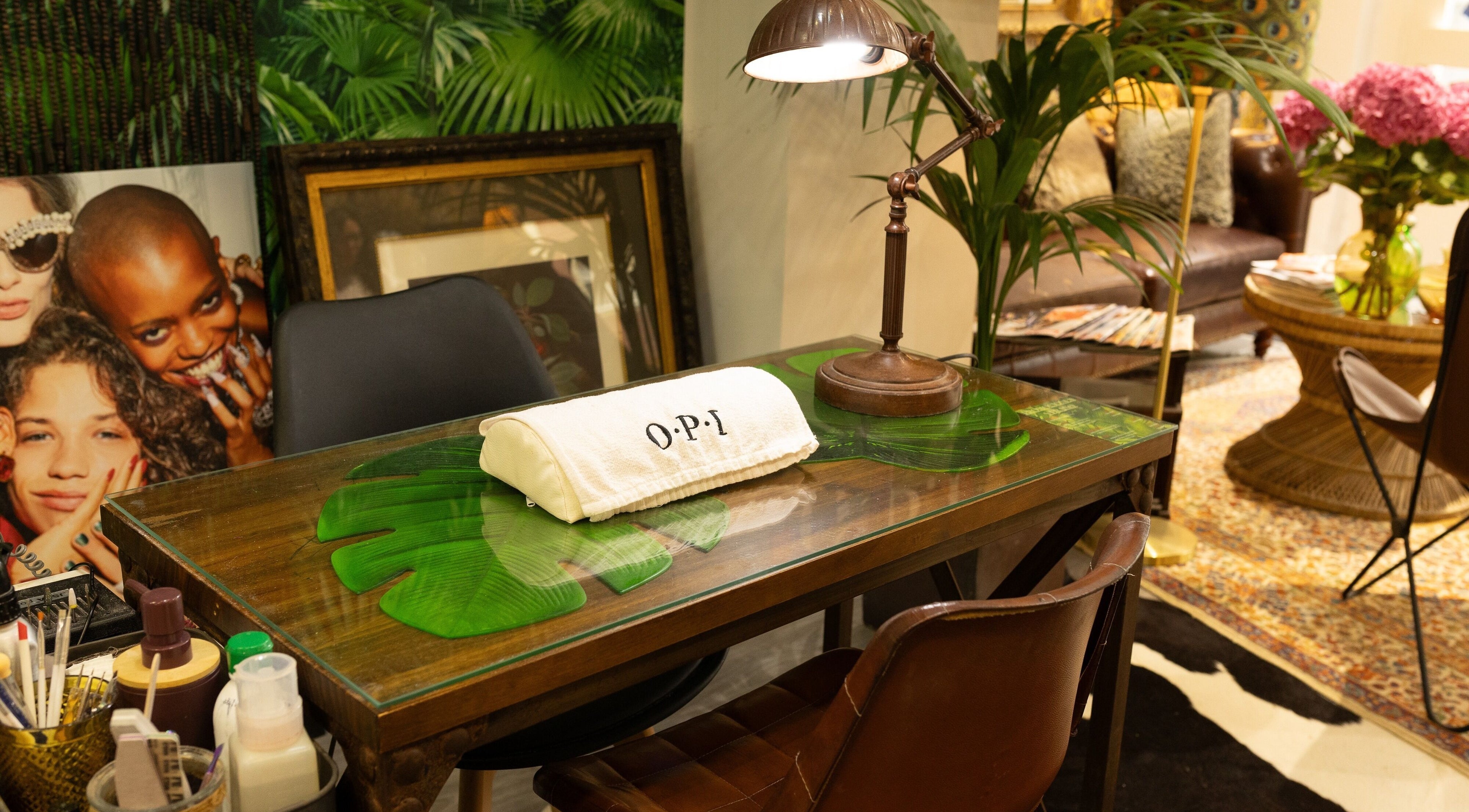 Mesa de manicura en Is my beauty by OPI, Santander, Cantabria, ES, con decoración tropical.