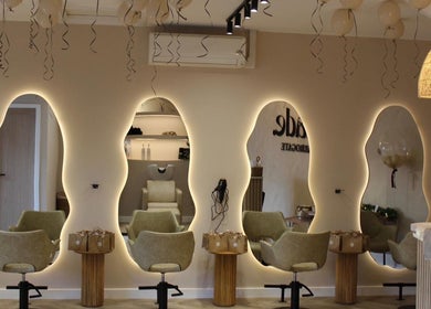 Elegant salon mirrors and chairs at Millie @ Shade Harrogate, Harrogate, England, GB.