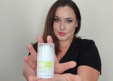 Specjalistka pokazująca krem w HOLI Kosmetologia & Masaż Elbląg, Elbląg, Województwo Warmińsko-mazurskie, PL.