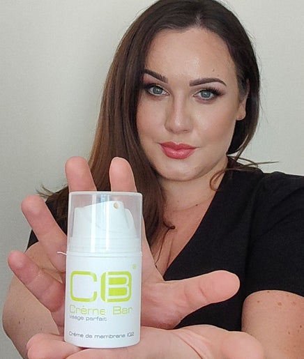 Specjalistka pokazująca krem w HOLI Kosmetologia & Masaż Elbląg, Elbląg, Województwo Warmińsko-mazurskie, PL.