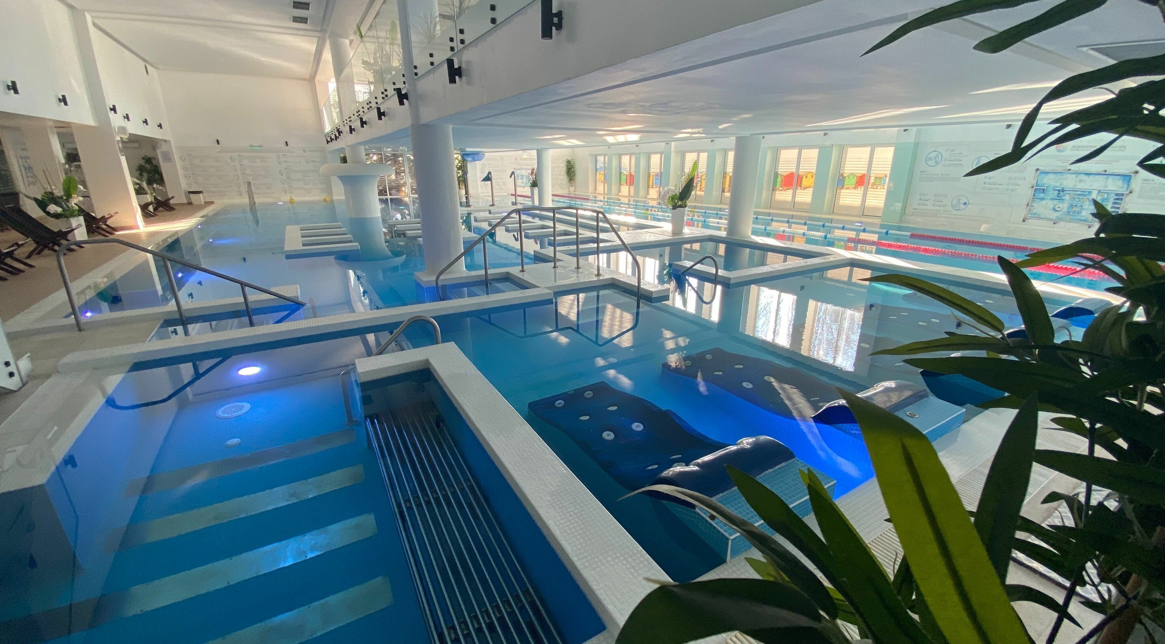Luxurious indoor pool at Aqvatonic Balneo Spa, Eforie Nord, Județul Constanța, RO with modern design.
