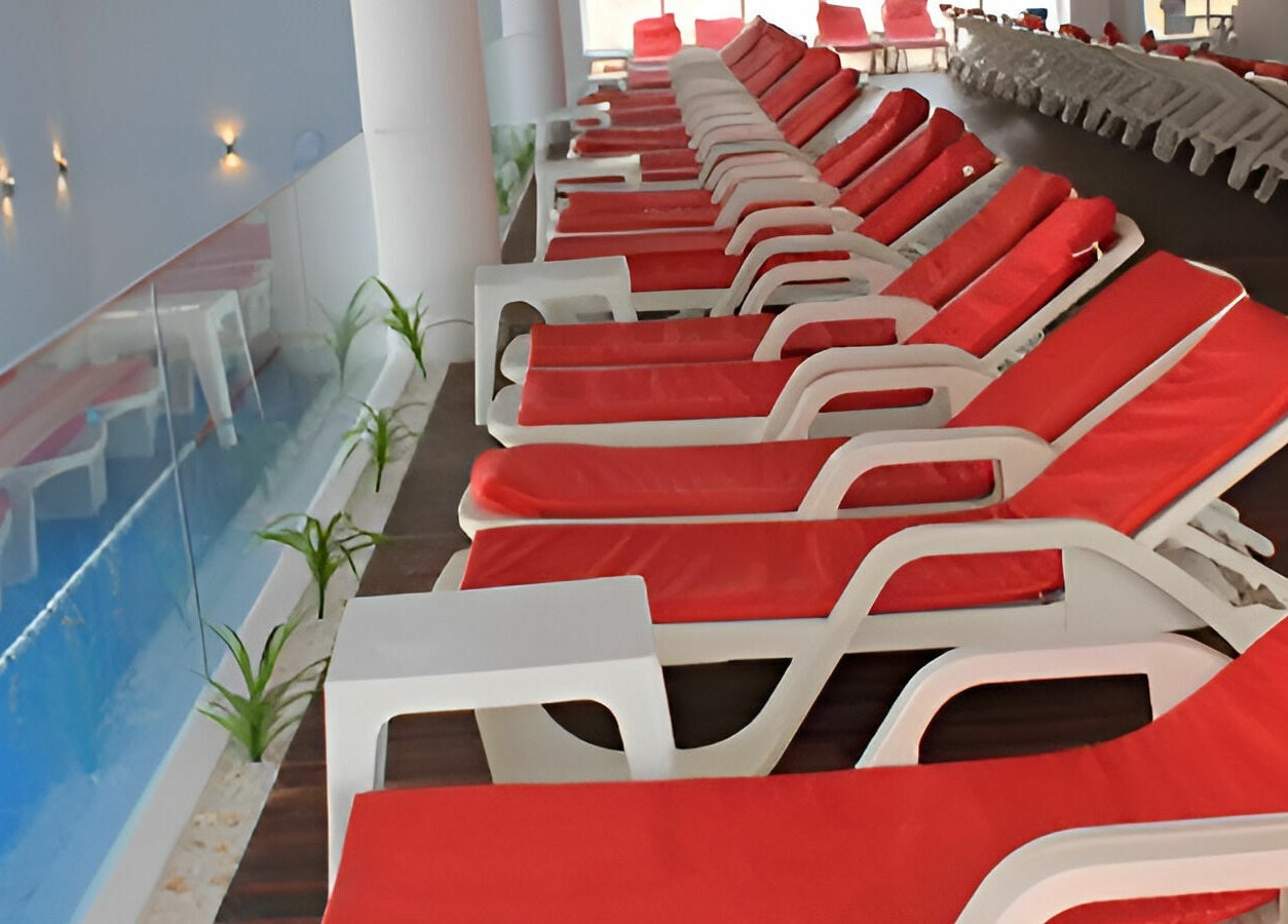 Relaxing poolside loungers at Aqvatonic Balneo Spa, Eforie Nord, Județul Constanța, RO offer ultimate comfort.