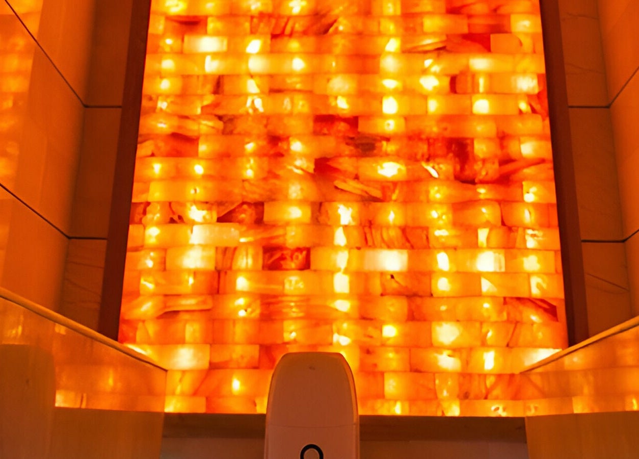 Glowing salt wall at Aqvatonic Balneo Spa in Eforie Nord, Județul Constanța, RO offering a serene ambiance.