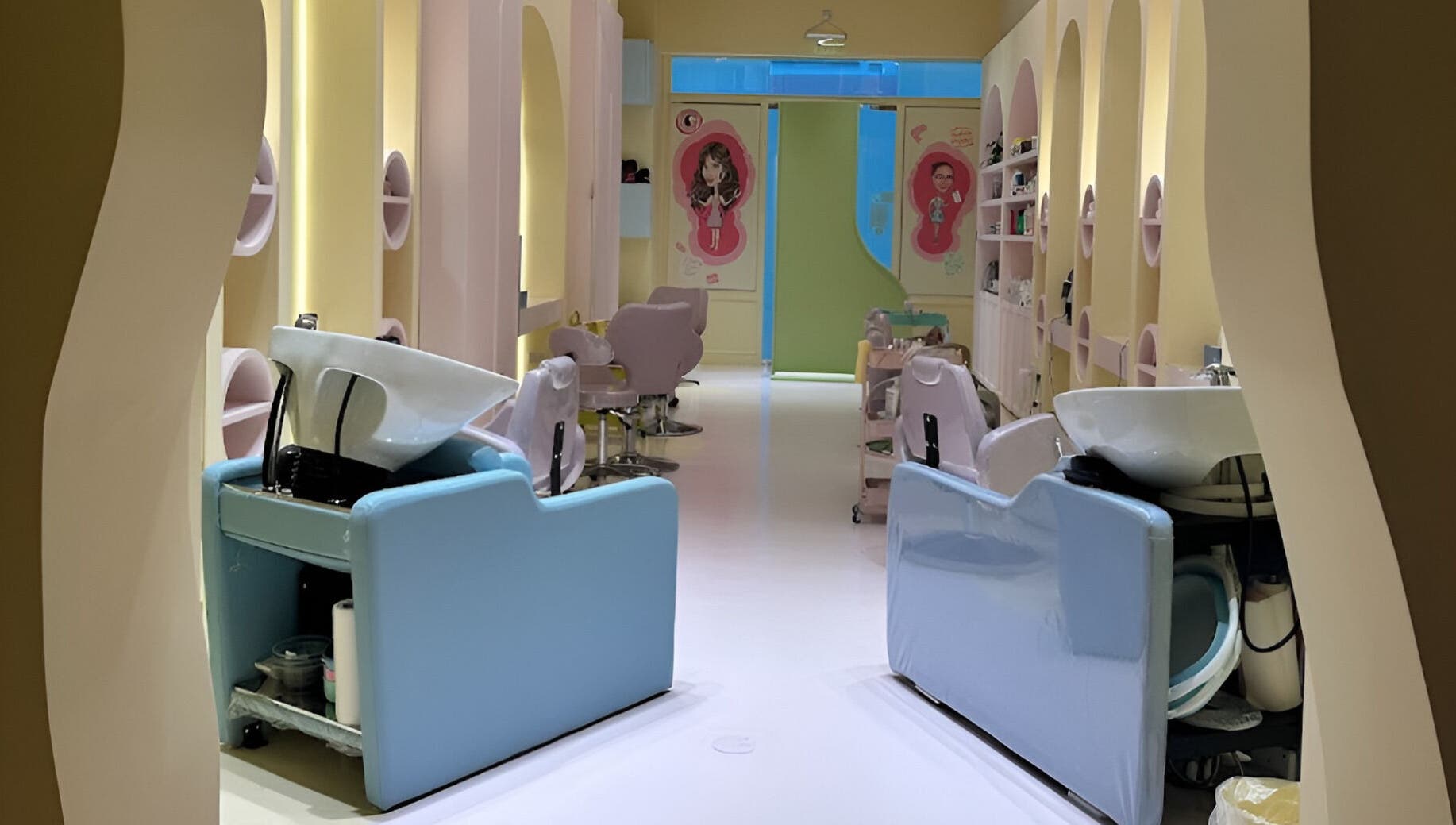 Stylish interior of ManeandNatural | كيرلي بوتيك - Riyadh Branch, Riyadh, SA, with pastel salon chairs and sinks.