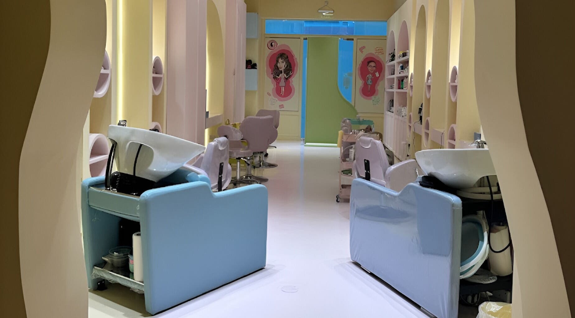 Stylish interior of ManeandNatural | كيرلي بوتيك - Riyadh Branch, Riyadh, SA, with pastel salon chairs and sinks.