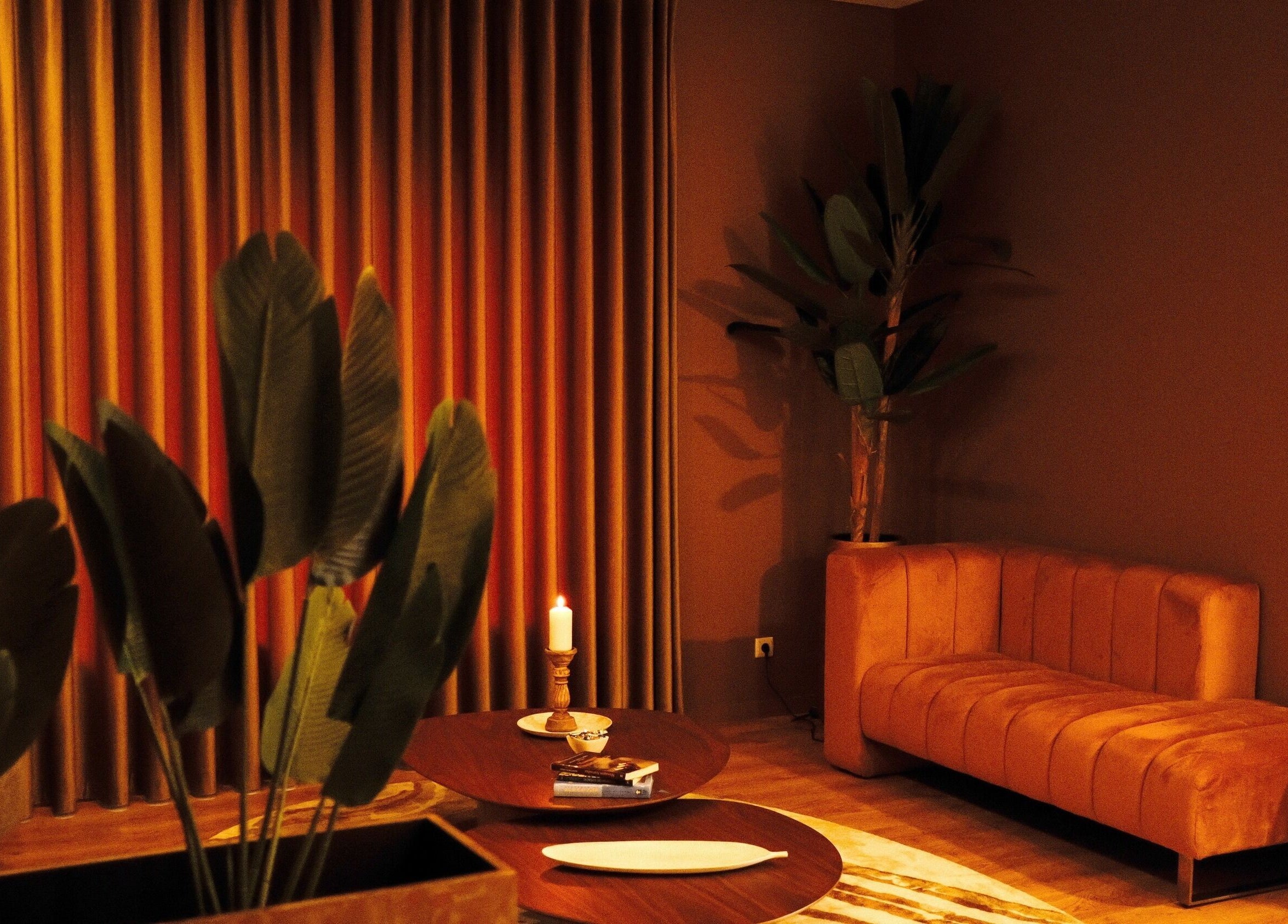 Sofá aconchegante no Manu Hari Concept Spa em Matosinhos, Porto, PT, com decoração sofisticada.