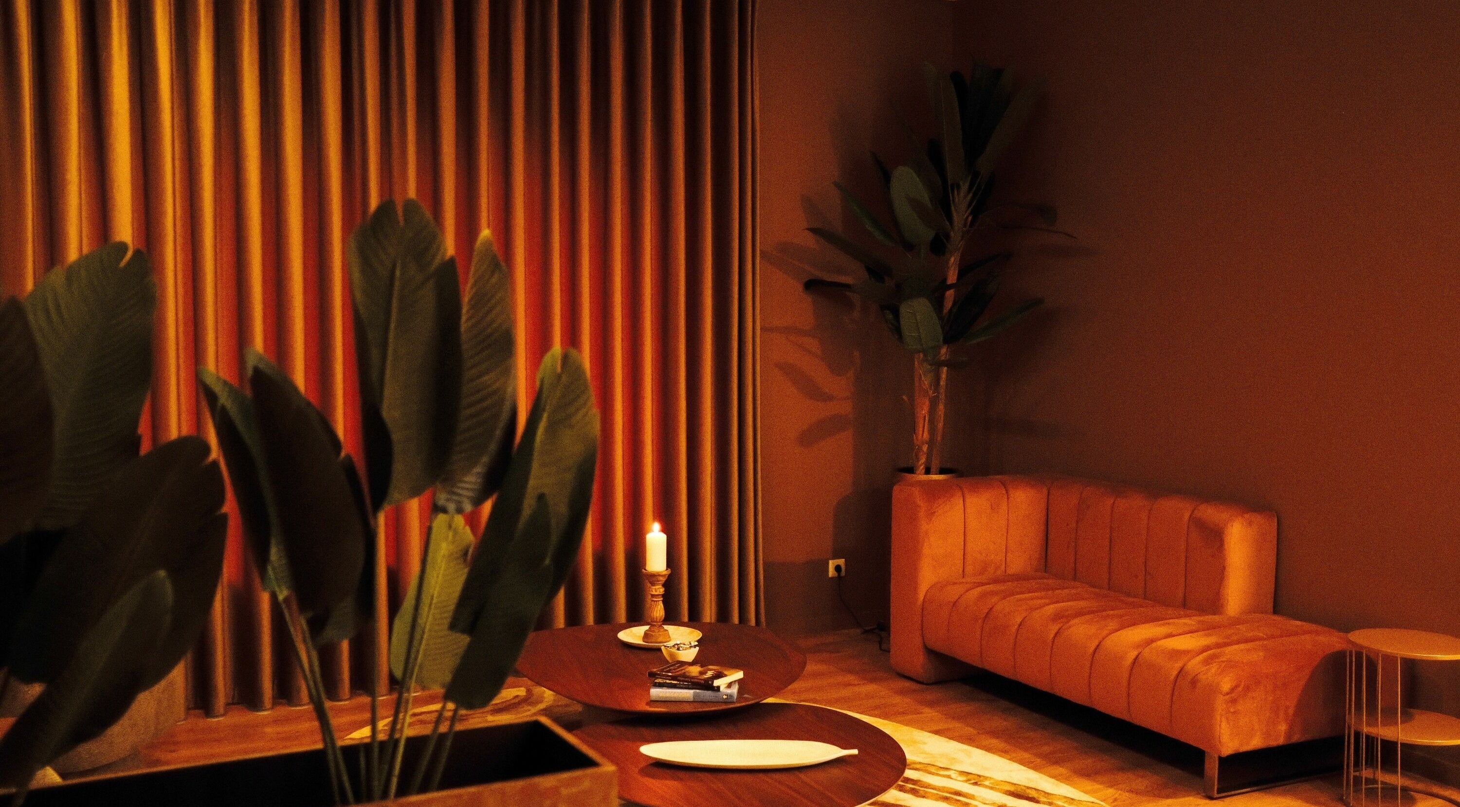 Sofá aconchegante no Manu Hari Concept Spa em Matosinhos, Porto, PT, com decoração sofisticada.