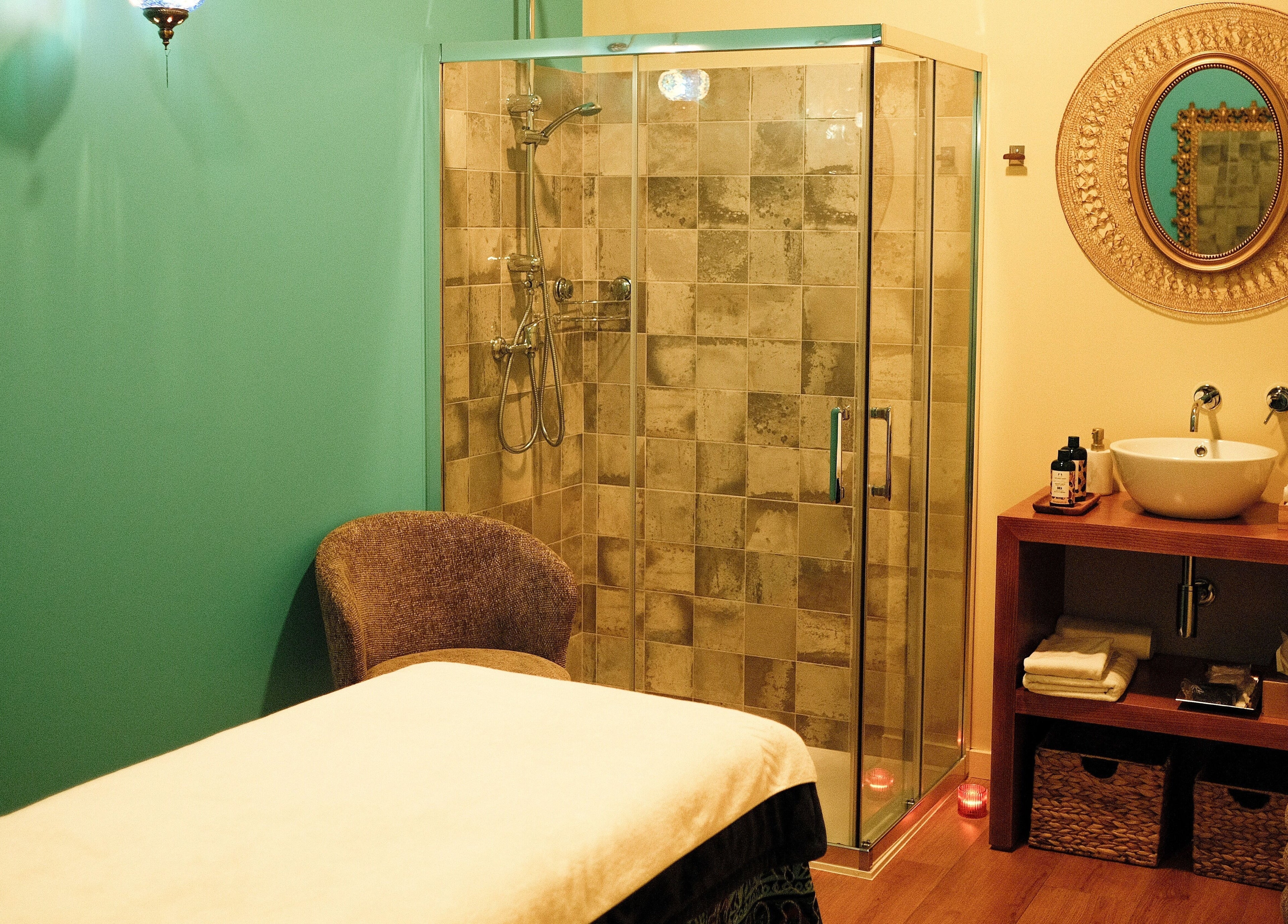 Sala de tratamento relaxante no Manu Hari Concept Spa em Matosinhos, Porto, PT com chuveiro e lavatório.