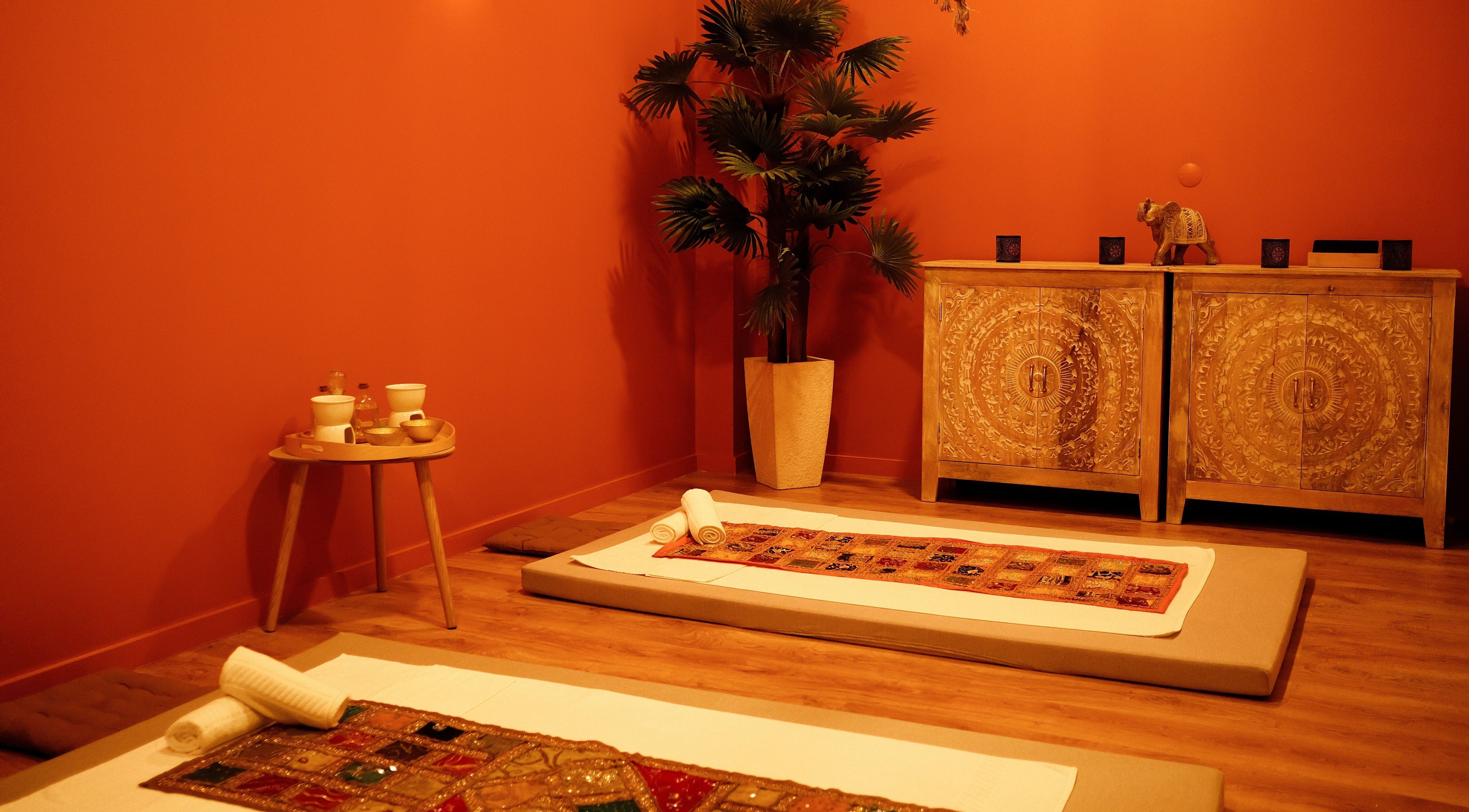 Sala de relaxamento no Manu Hari Concept Spa em Matosinhos, Porto, PT, com decoração acolhedora e natural.