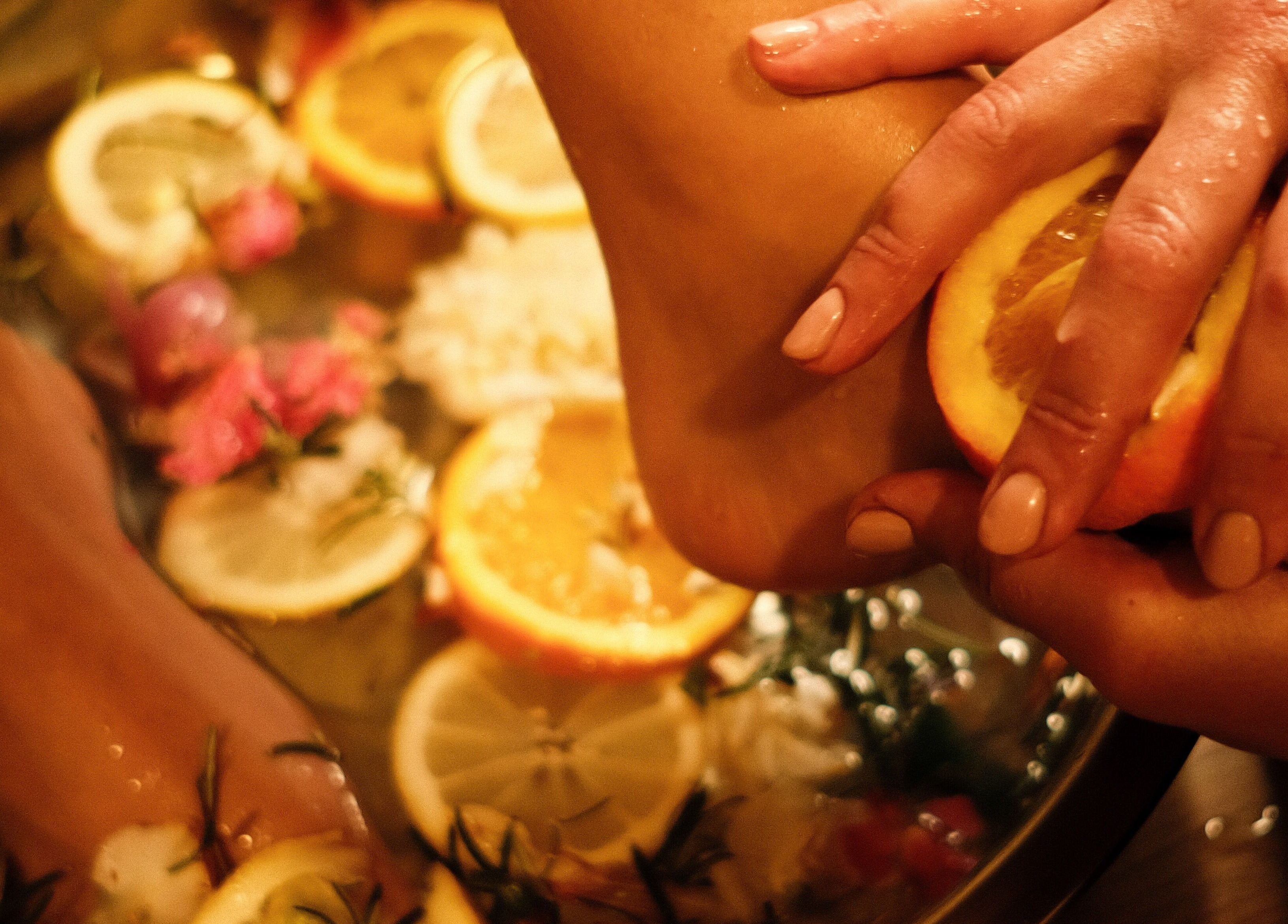 Tratamento de pés com limão e laranja no Manu Hari Concept Spa, Matosinhos, Porto, PT.
