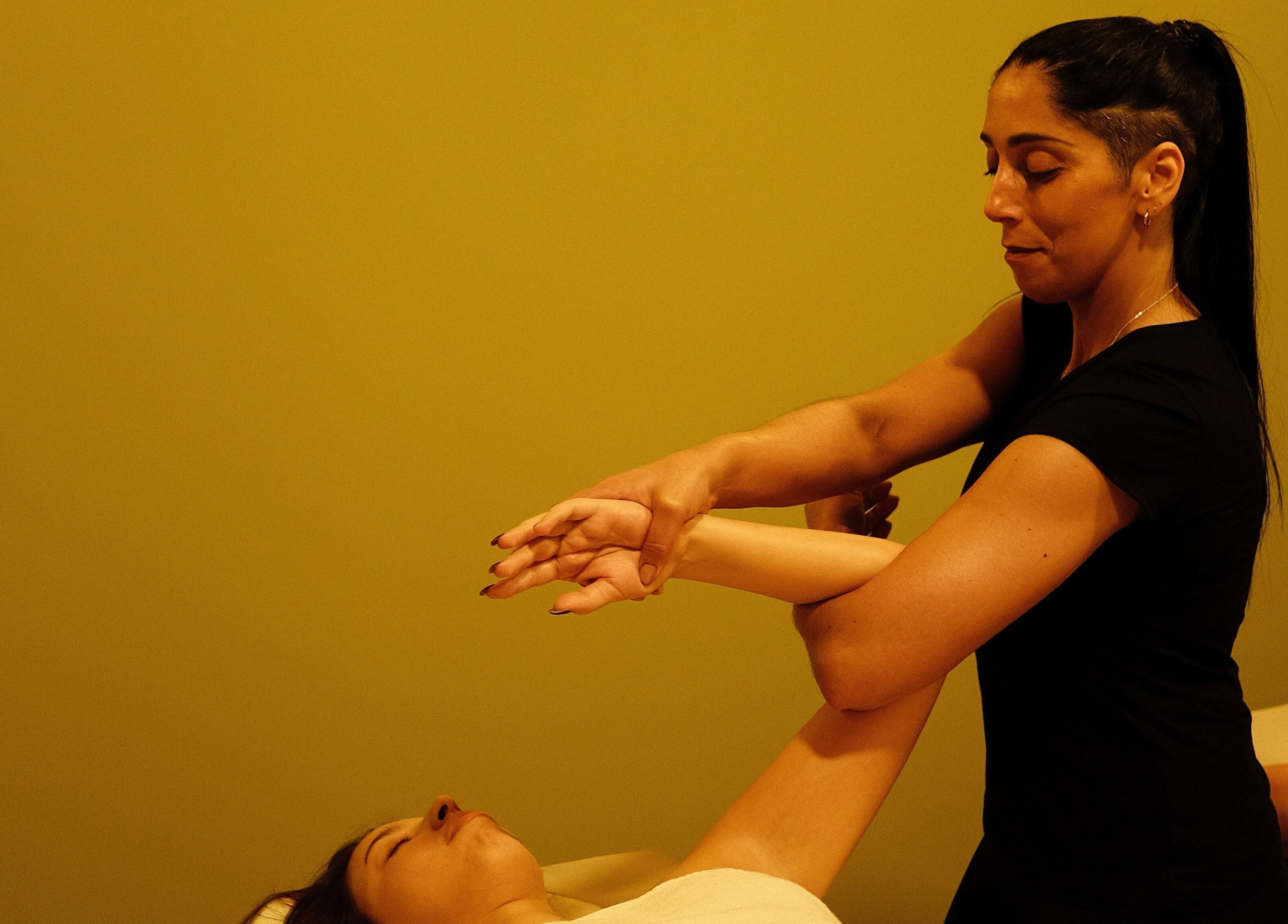 Massagem profissional no Manu Hari Concept Spa, Matosinhos, Porto, PT. Relaxamento completo.