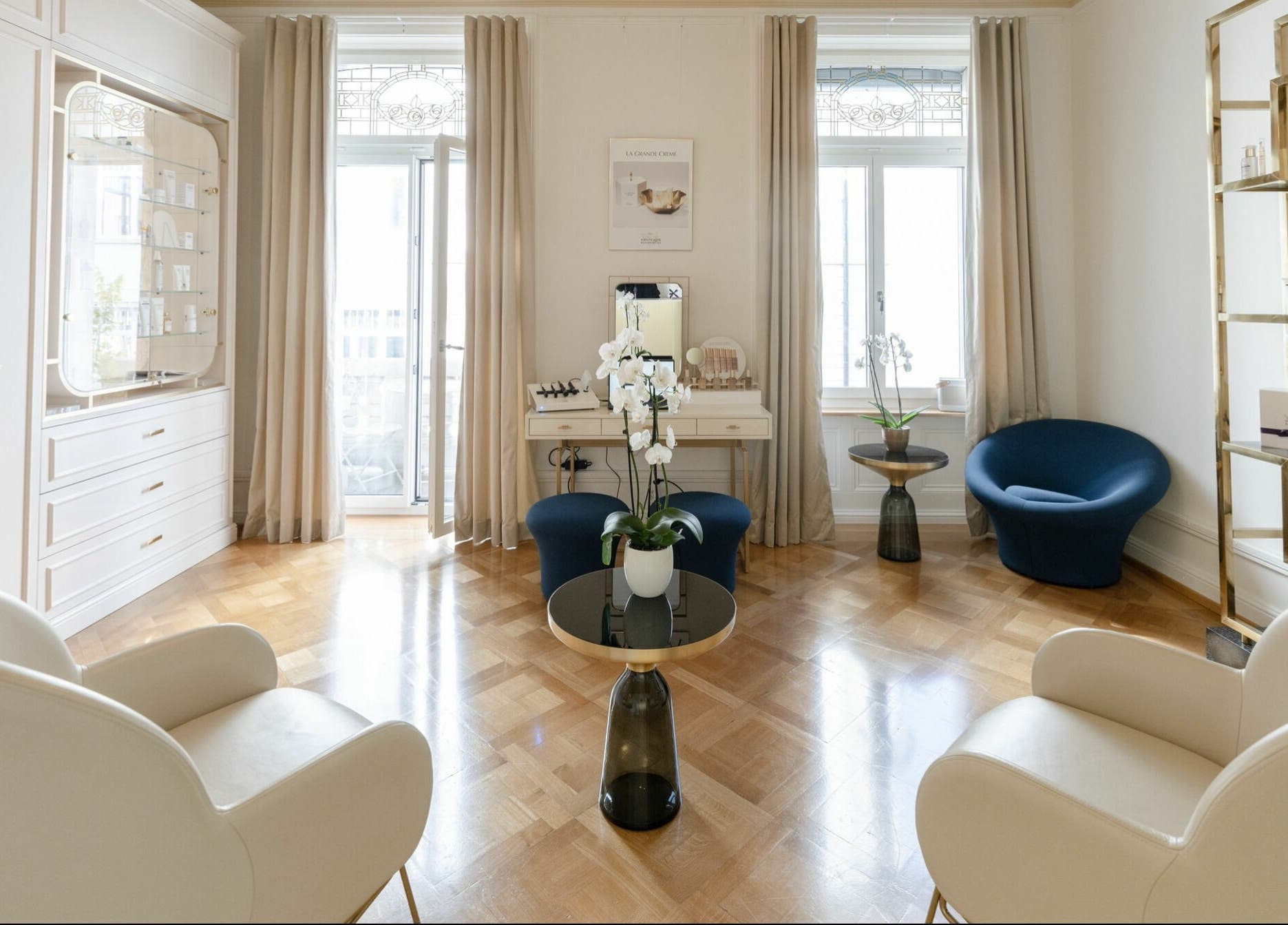 Elegant room at Ambassade Biologique Recherche Zürich in Zürich, CH, featuring chic furniture and soft lighting.