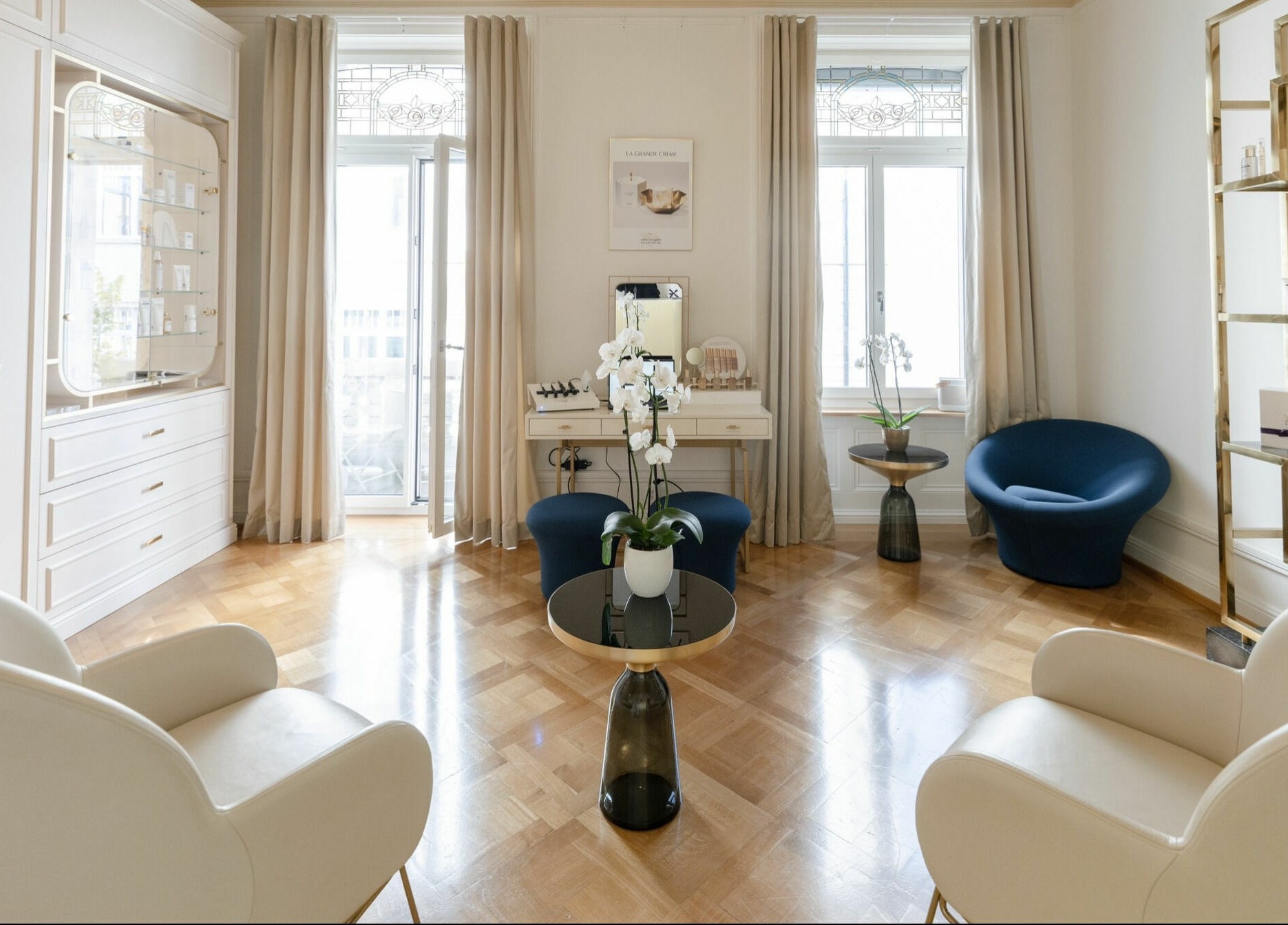 Elegant room at Ambassade Biologique Recherche Zürich in Zürich, CH, featuring chic furniture and soft lighting.