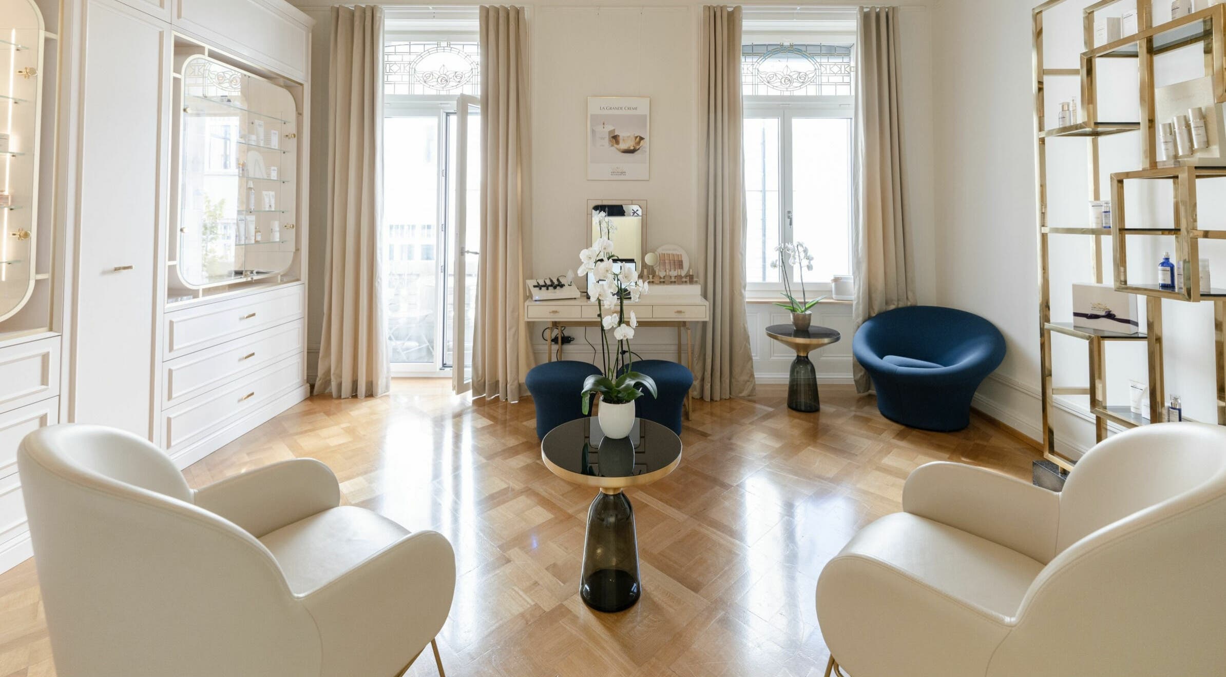 Elegant room at Ambassade Biologique Recherche Zürich in Zürich, CH, featuring chic furniture and soft lighting.
