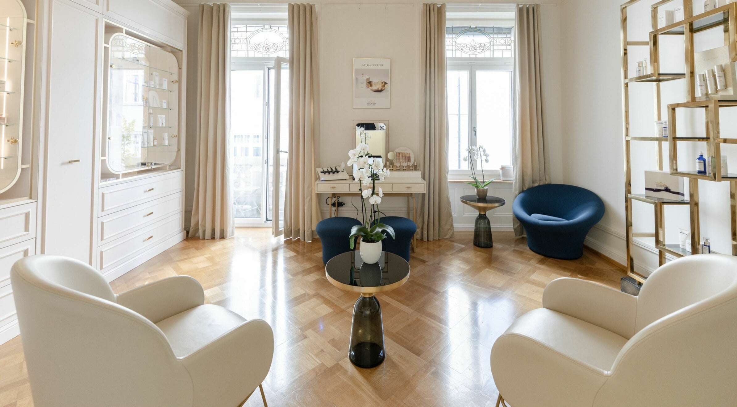 Elegant room at Ambassade Biologique Recherche Zürich in Zürich, CH, featuring chic furniture and soft lighting.