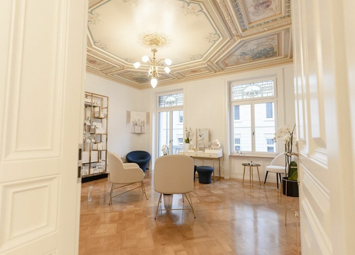 Luxurious interior of Ambassade Biologique Recherche Zürich, featuring elegant ceiling and modern décor in Zürich, CH.