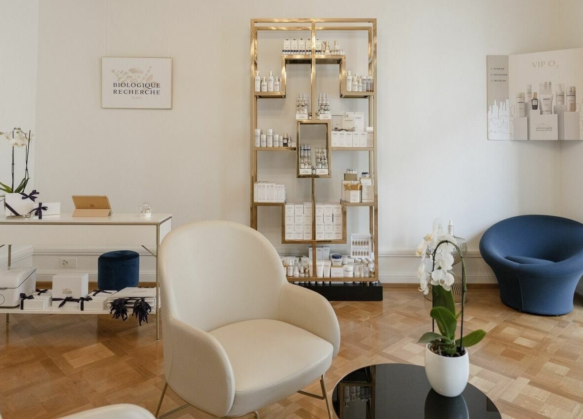 Elegant interior of Ambassade Biologique Recherche Zürich with modern decor and lush plants in Zürich, Zürich, CH.