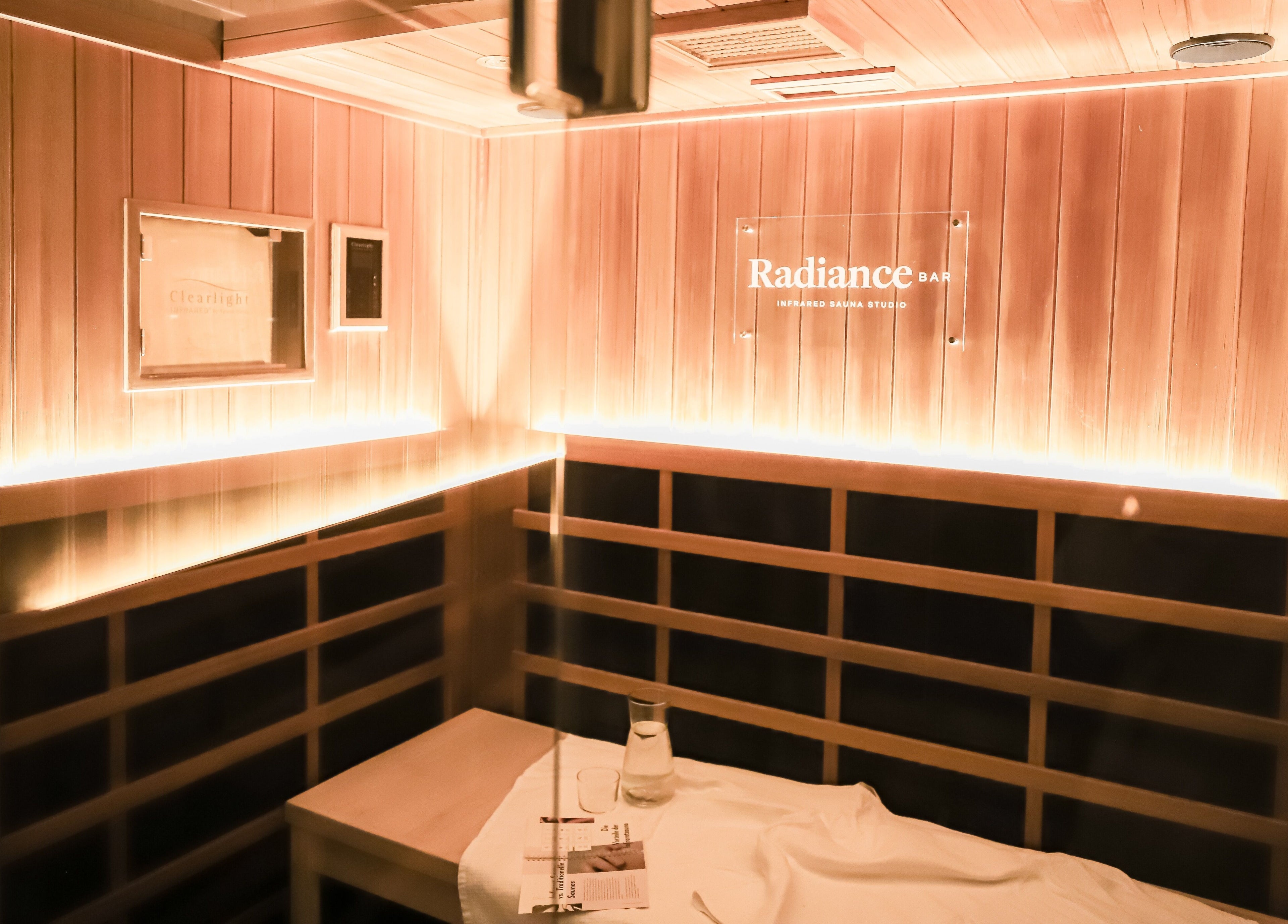 Elegante Infrarot-Sauna bei Radiance Bar, Hamburg, Hamburg, DE, bietet Entspannung in stilvoller Atmosphäre.