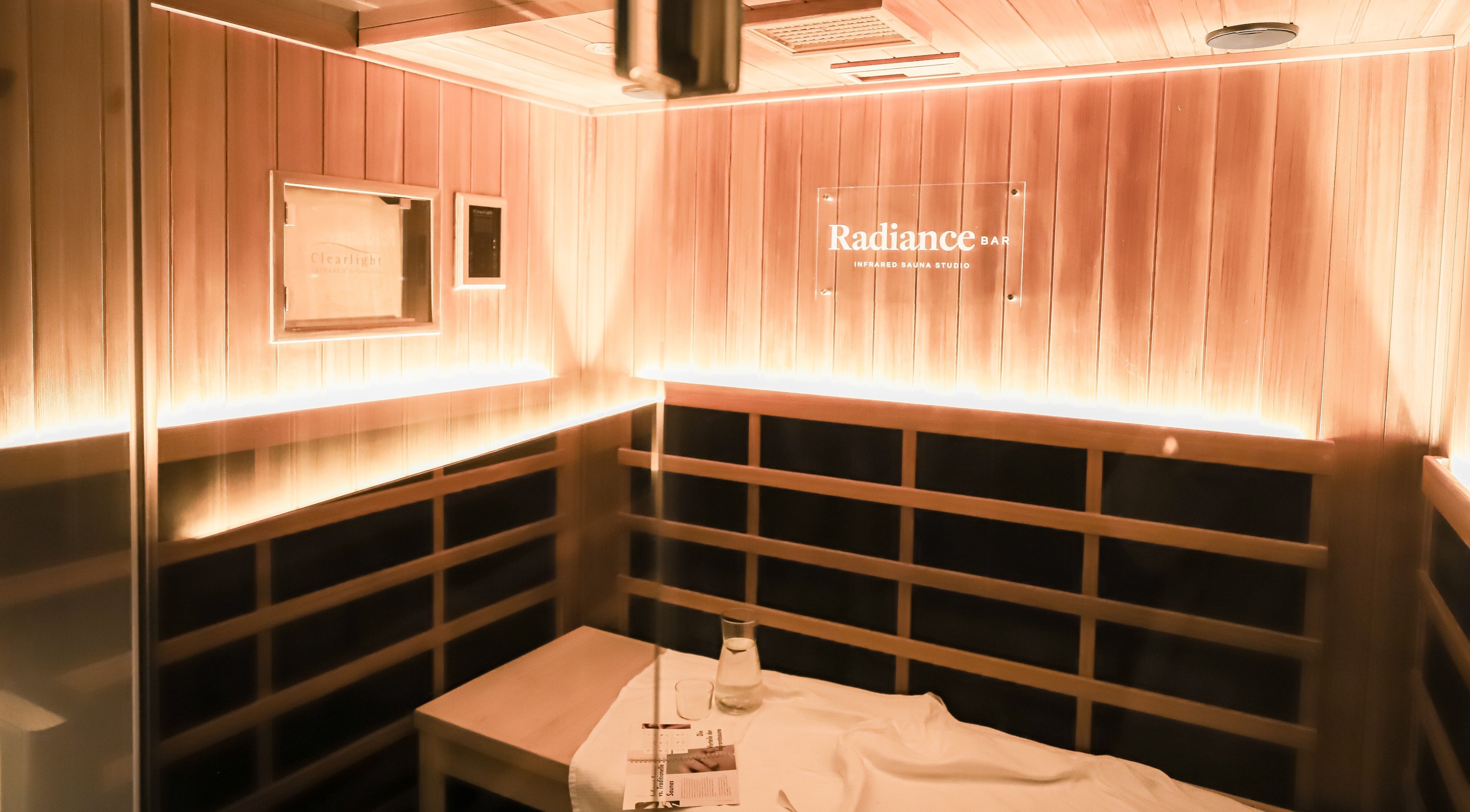 Elegante Infrarot-Sauna bei Radiance Bar, Hamburg, Hamburg, DE, bietet Entspannung in stilvoller Atmosphäre.