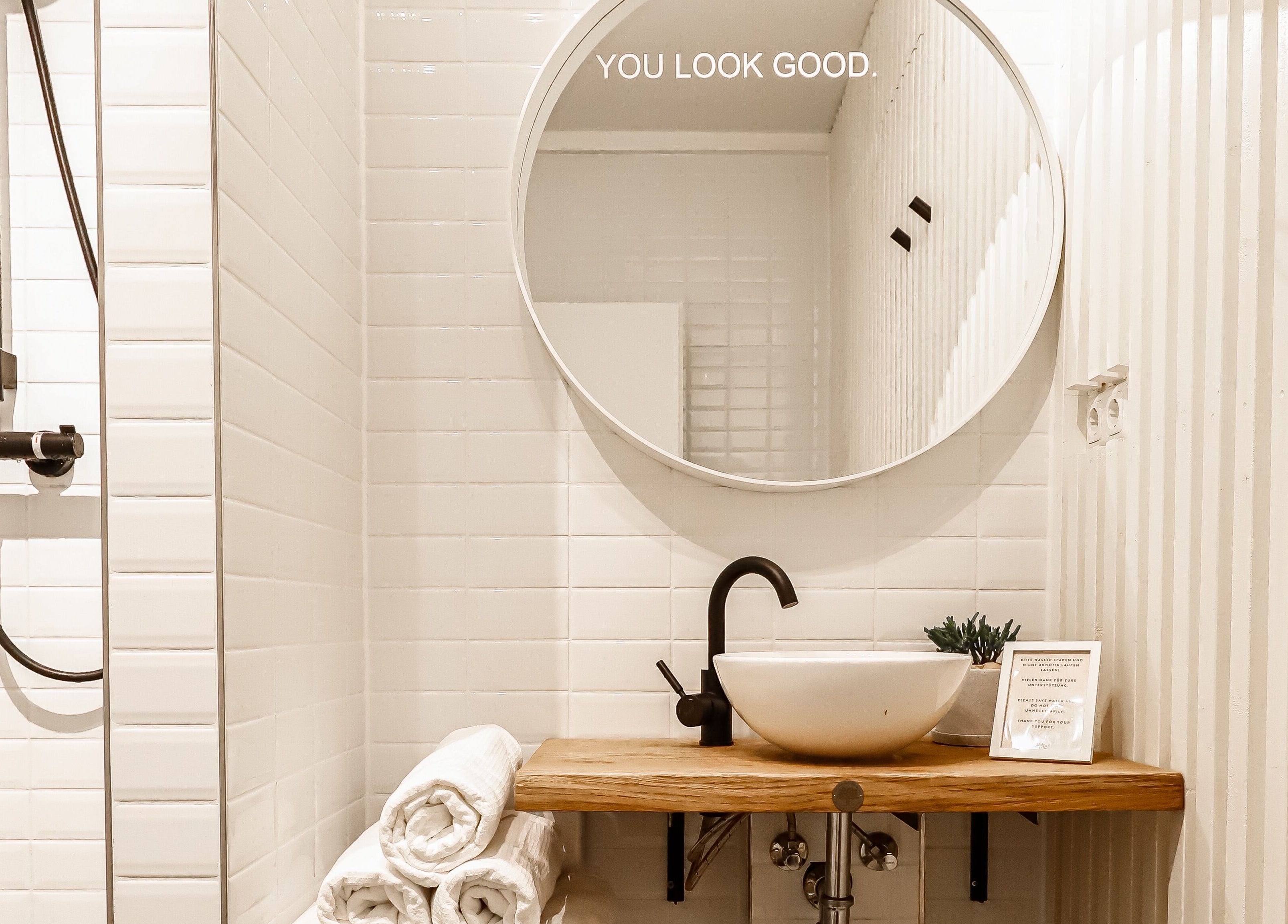 Moderner weißer Waschraum im Radiance Bar, Hamburg, Hamburg, DE mit Spiegel und Waschbecken.