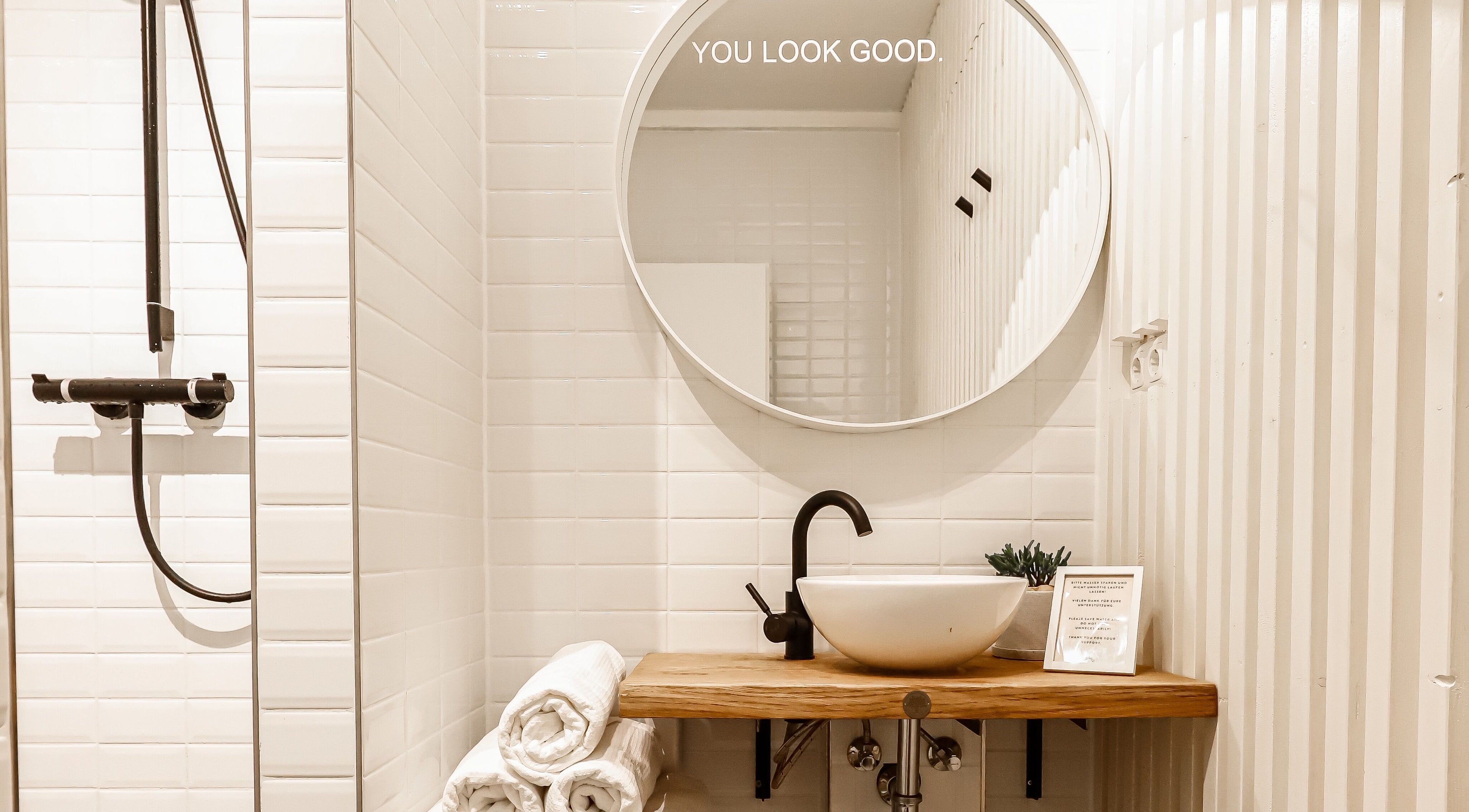 Moderner weißer Waschraum im Radiance Bar, Hamburg, Hamburg, DE mit Spiegel und Waschbecken.