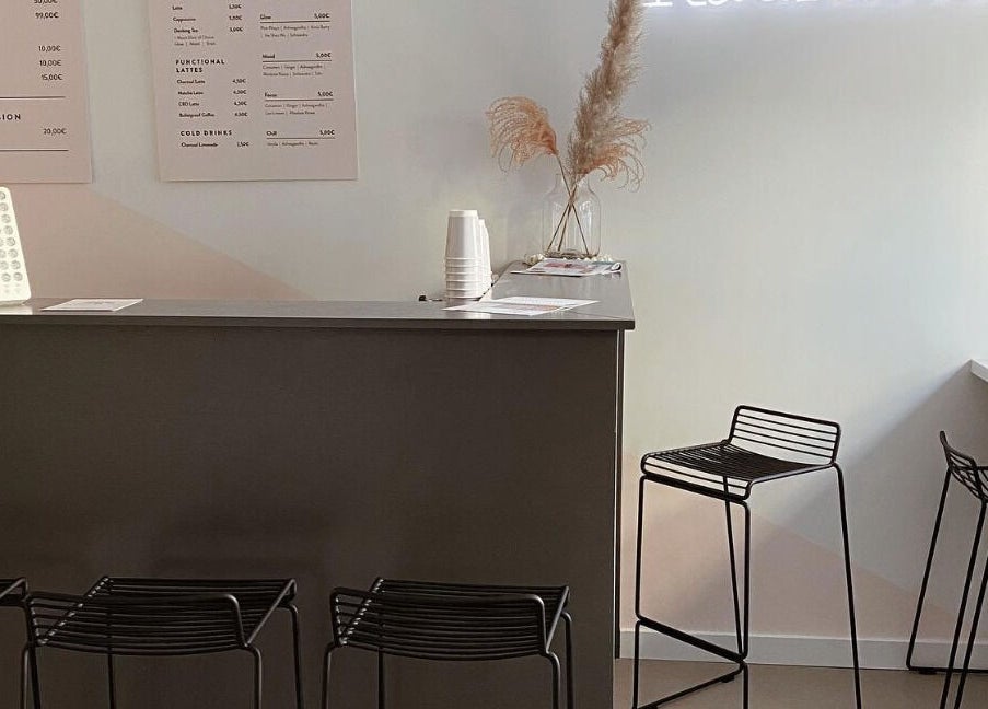 Moderner Empfangsbereich im Radiance Bar, Hamburg, mit eleganter Dekoration und Sitzgelegenheiten.